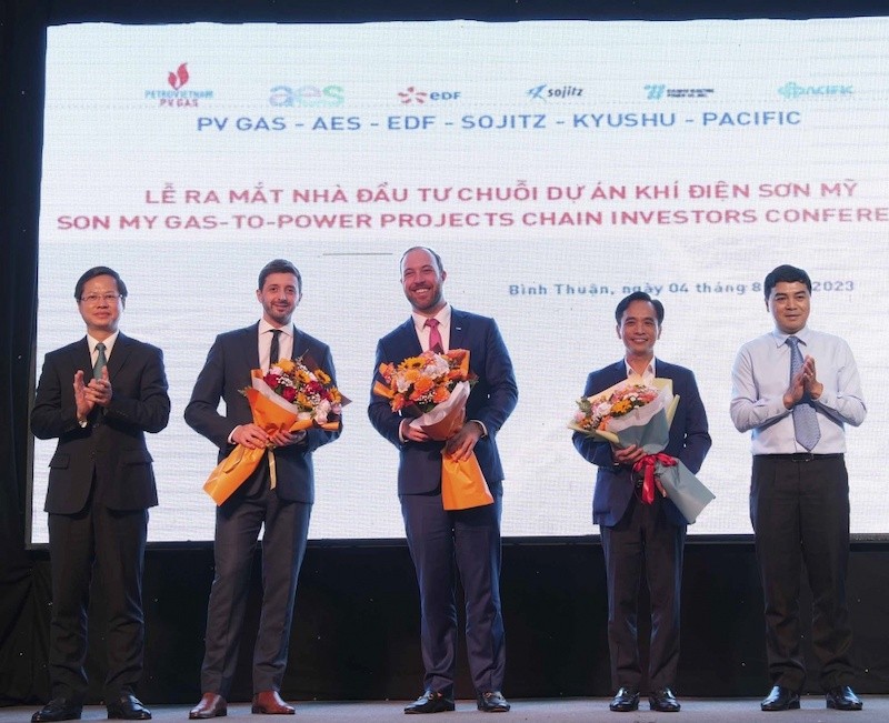 Tỉnh Bình Thuận tặng hoa cho các nhà đầu tư.