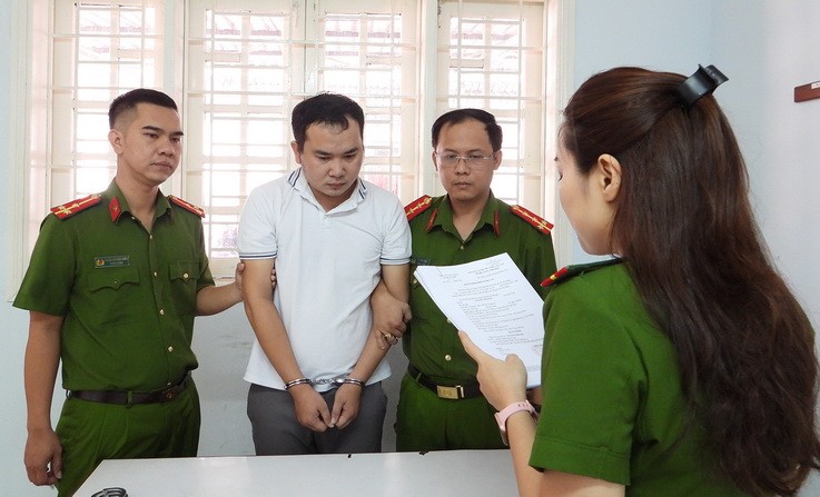 Cơ quan công an đọc lệnh khởi tố, bắt tạm giam Nguyễn Vĩnh Sơn.