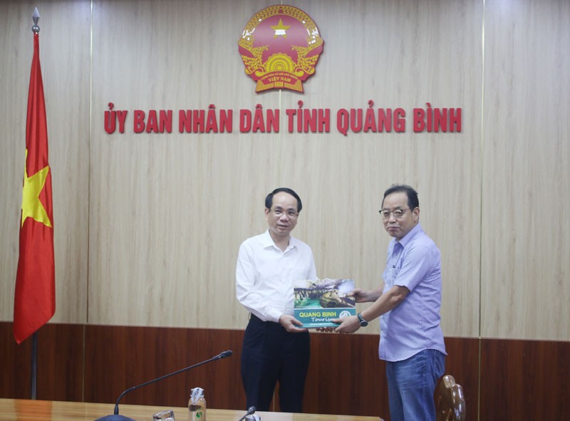 Phó chủ tịch UBND tỉnh Quảng Bình Phan Mạnh Hùng tặng quà lưu niệm cho ông Lee Chang Bok, Tổng giám đốc Công ty TNHH HTCTECH. 