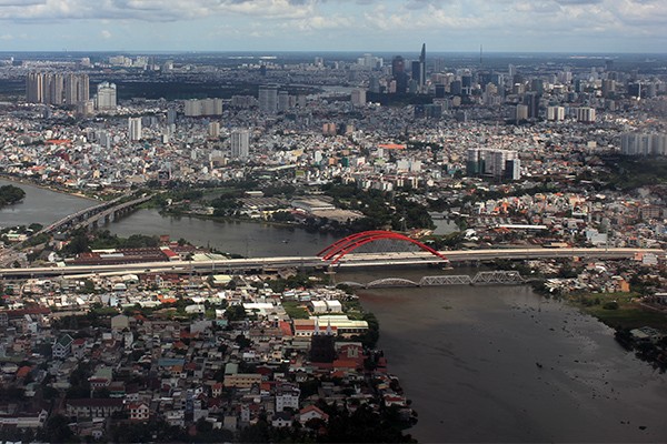 Sông Sài Gòn một số đoạn hiện không có đường hai bên. Trong ảnh là sông Sài Gòn đoạn chảy qua TP. Thủ Đức - Ảnh: Anh Quân