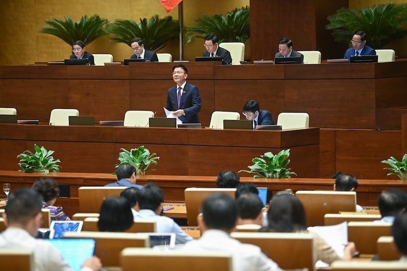 Bộ trưởng Bộ Tư pháp Lê Thành Long trả lời chất vấn.
