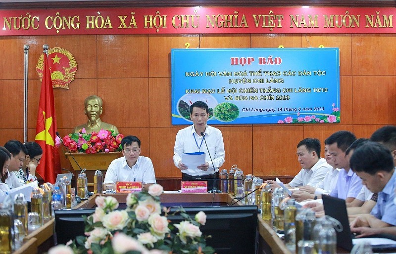 Ông Vi Quang Trung, Phó chủ tịch UBND huyện Chi Lăng phát biểu tại buổi họp báo.