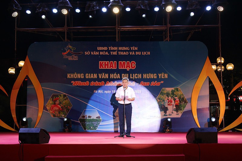 Ông Đỗ Hữu Nhân, Giám đốc Sở Văn hoá Thể thao du lịch Hưng Yên phát biểu khai mạc. 