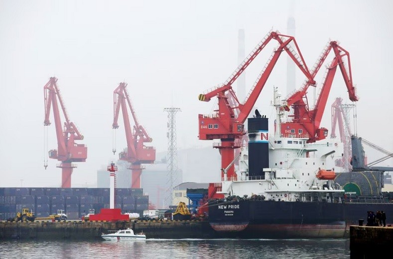 Một tàu chở dầu thô cập cảng Thanh Đảo, tỉnh Sơn Đông, Trung Quốc. Ảnh: Reuters