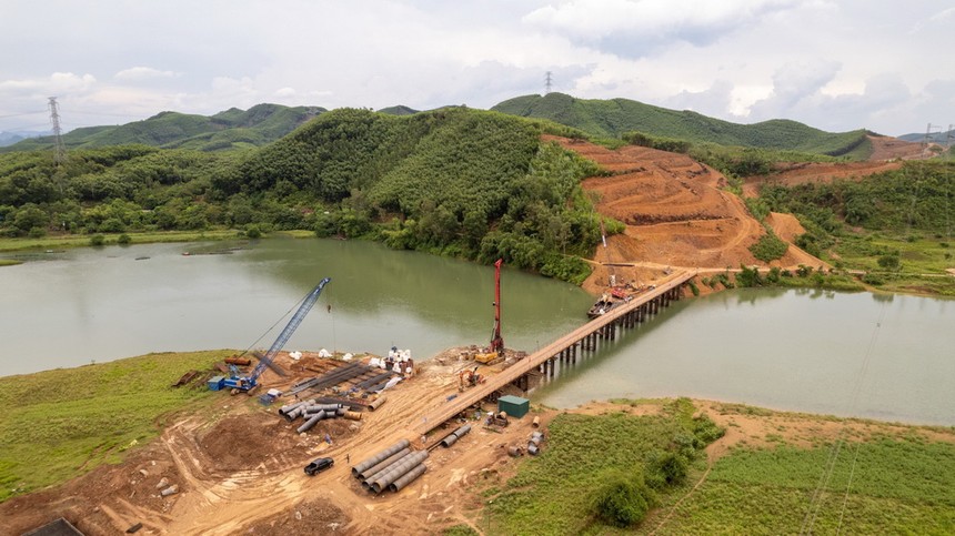 Thi công dự án cao tốc Bắc - Nam qua tỉnh Quảng Bình. Ảnh: Vĩnh Quý