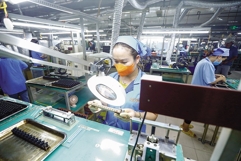 Lắp ráp thiết bị điện tử tại nhà máy của Công ty TNHH Sankoh Việt Nam. Ảnh: Đức Thanh