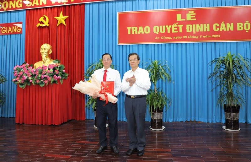 Bí thư Tỉnh ủy An Giang Lê Hồng Quang trao Quyết định và tặng hoa chúc mừng ông Thái Minh Hiển. Ảnh: angiang.gov.vn