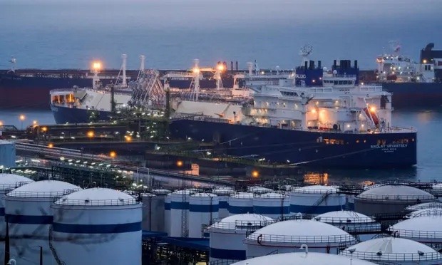 Tàu chở LNG Nikolay Urvantsev của Nga dỡ hàng tại cảng Bilbao, Tây Ban Nha, vào tháng 3/2022. Ảnh: Reuters