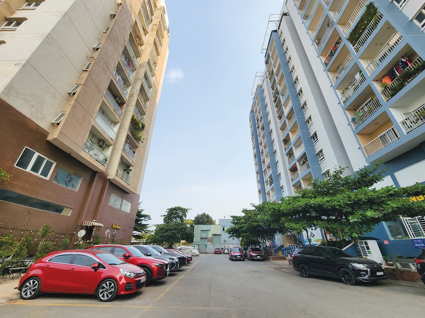 Hiện tượng “ô tô hóa” khiến tình trạng thiếu chỗ đậu xe ở khu chung cư thêm trầm trọng. Ảnh: Việt Dũng 