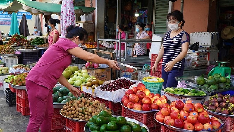 Giá thực phẩm và hoa quả tại các chợ truyền thống vẫn như ngày thường