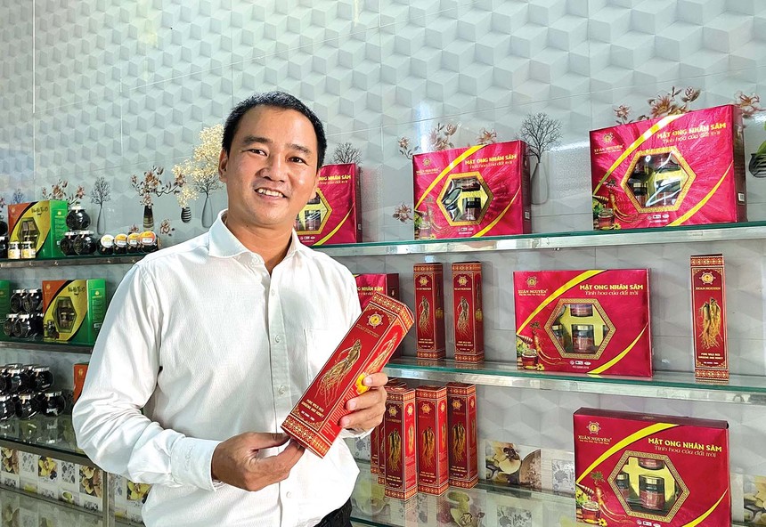 Lo doanh nghiệp trong nước mất cơ hội, ông Lư Nguyễn Xuân Vũ từ chối lời đề nghị làm thuê với mức lương hấp dẫn để thu gom mật ong tại Việt Nam cho doanh nghiệp nước ngoài và tự thành lập doanh nghiệp, một lòng hướng đến mục tiêu nâng tầm nông sản Việt.