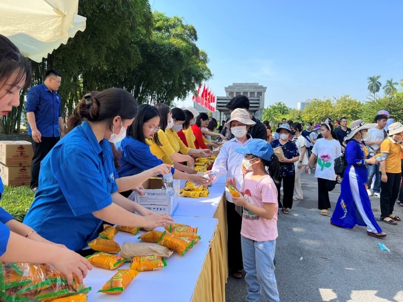 Trong dịp nghỉ Lễ Quốc khánh 2/9, Sở Du lịch Hà Nội tiếp tục phối hợp với Ban Quản lý Lăng Chủ tịch Hồ Chí Minh tổ chức tặng hơn 20.000 suất quà cho du khách đến thăm, viếng tại Lăng. 