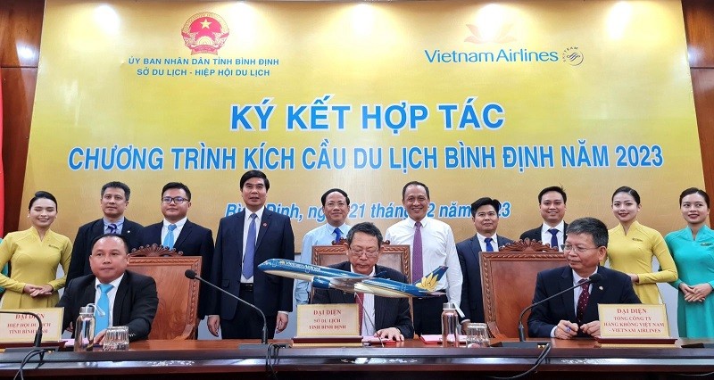 Tháng 2/2023, Sở Du lịch, Hiệp hội Du lịch Bình Định và Vietnam Airlines đã ký kết biên bản thỏa thuận hợp tác xây dựng sản phẩm kích cầu du lịch Bình Định năm 2023 với phương châm “Tăng tối đa chất lượng sản phẩm, giảm tối đa giá thành sản phẩm". Ảnh: Thùy Trang.