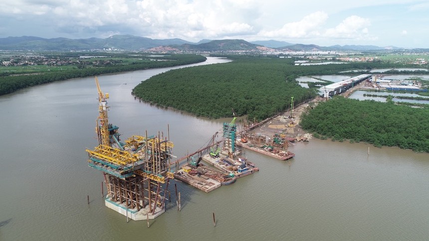 Dự án Cầu Bến Rừng đang được đẩy nhanh thi công phía bờ Quảng Ninh ngay sau khi được bàn giao mặt bằng từ đầu tháng 7/2023.