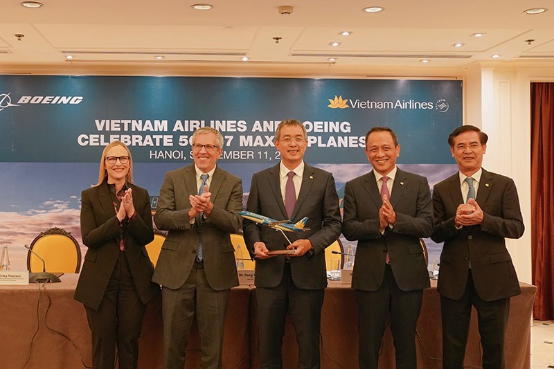 Lãnh đạo Boeing và Vietnam Airlines tại lễ ký kết