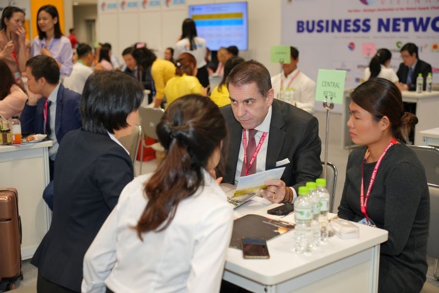 Doanh nghiệp Việt Nam tiếp xúc với các nhà mua hàng tại sự kiện Kết nối chuỗi cung ứng hàng hóa quốc tế đang diễn ra tại TP.HCM.