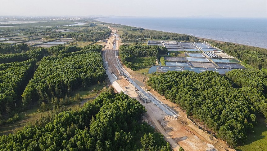 Tuyến đường ven biển từ Nghi Sơn đến Cửa Lò là một trong những dự án trọng điểm đang được triển khai thi công