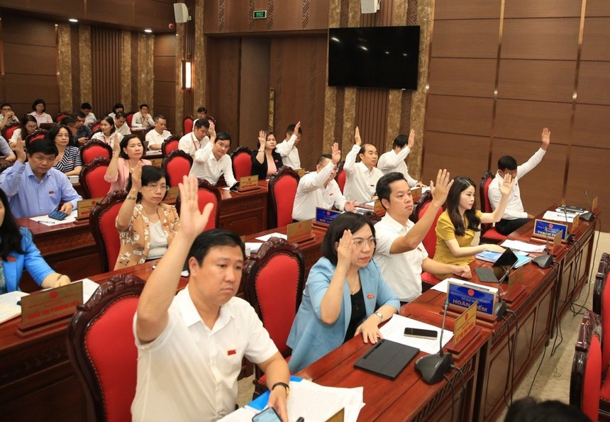 Các đại biểu HĐND TP. Hà Nội biểu quyết thông qua Nghị quyết.