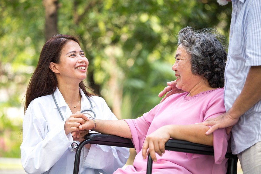 Tại Việt Nam, trung tâm điều dưỡng và chăm sóc sức khỏe người già là một thị trường rất tiềm năng. 