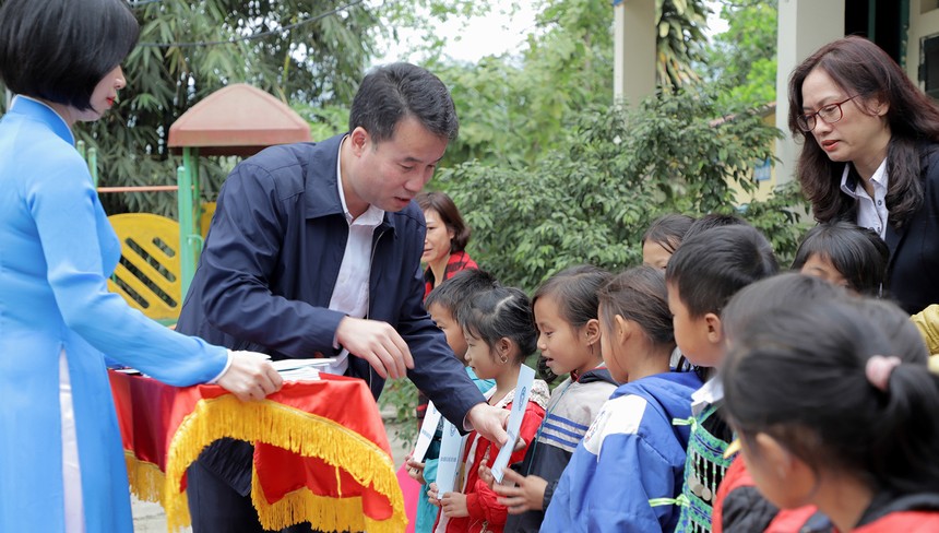 Tổng giám đốc Bảo hiểm Xã hội Việt Nam Nguyễn Thế Mạnh tặng thẻ BHYT cho học sinh tại tỉnh Điện Biên