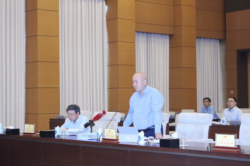 Thứ trưởng Bộ Kế hoạch và Đầu tư Đỗ Thành Trung trình bày báo cáo tại phiên họp