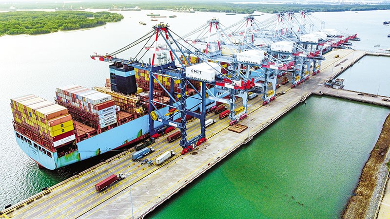 Tàu mẹ Maersk Emden kết nối Việt Nam với bờ Tây nước Mỹ đang làm hàng tại cảng CMIT