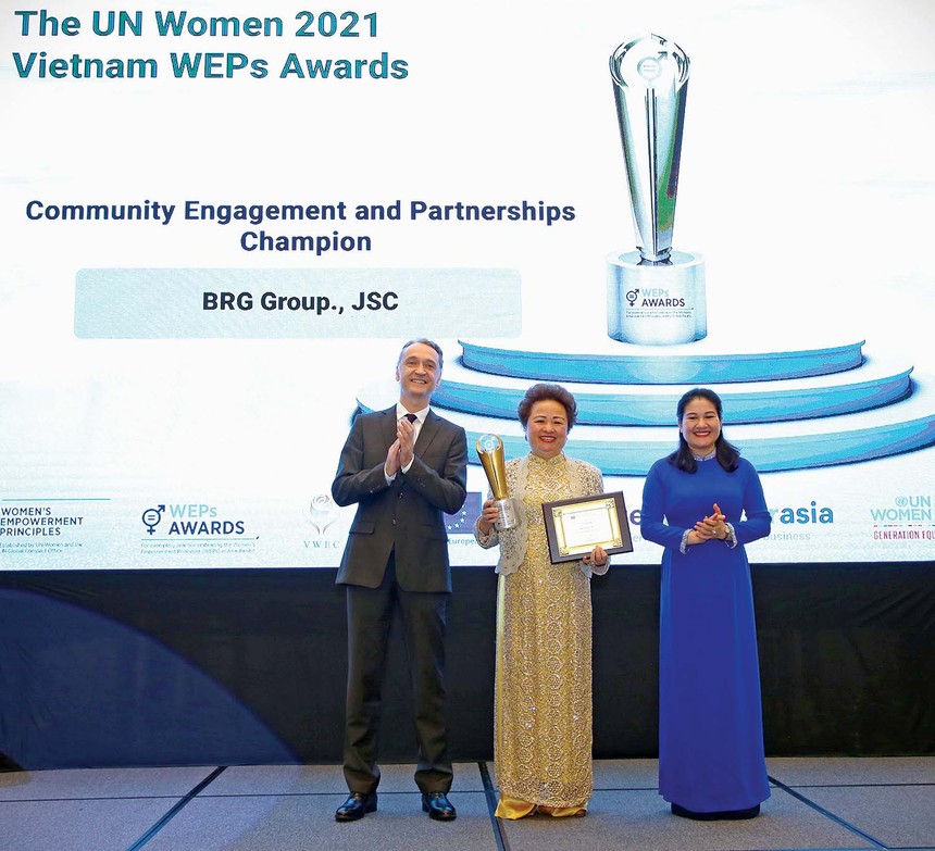 Madame Nguyễn Thị Nga, Chủ tịch Tập đoàn BRG nhận giải tại Giải thưởng Trao quyền cho phụ nữ (WEPs 2021).