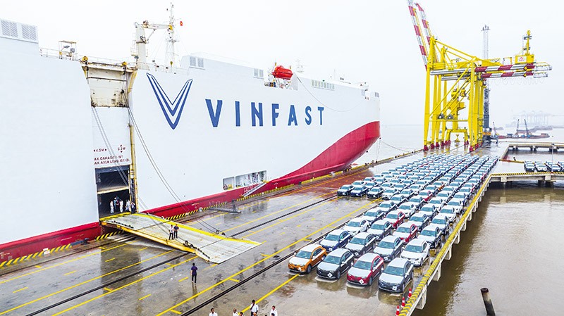 Theo Forbes, cộng đồng doanh nghiệp Việt Nam, mà tiêu biểu là VinFast, đang là hình mẫu năng động cho các doanh nghiệp toàn cầu đến từ Đông Nam Á. Trong ảnh: VinFast xuất khẩu xe điện ra thế giới, đánh dấu bước tiến của ngành công nghiệp xe hơi Việt Nam.