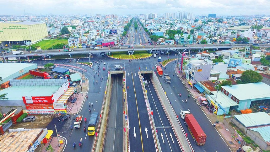 Hạ tầng giao thông thuận lợi giúp các dự án bất động sản tăng giá. Trong ảnh: Hầm chui An Sương kết nối TP.HCM đi Tây Ninh. 
