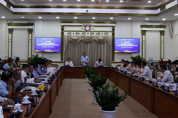 Ông Phan Văn Mãi, Chủ tịch UBND TP.HCM nêu quan điểm tại hội nghị lấy ý kiến về Đề án nghiên cứu xây dựng Cảng trung chuyển quốc tế Cần Giờ - Ảnh: Lê Quân