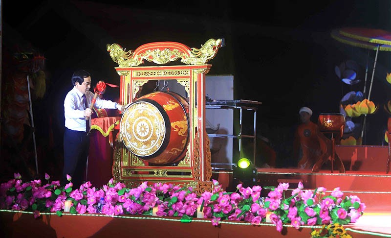 Phó Bí thư thường trực Tỉnh ủy, Chủ tịch HĐND tỉnh Thái Bình Nguyễn Tiến Thành đánh trống khai hội chùa Keo mùa Thu 2023. 