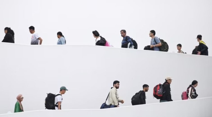 Người di cư nhân đạo đến Mỹ tăng gần gấp đôi vào năm 2022. Ảnh: Getty Images