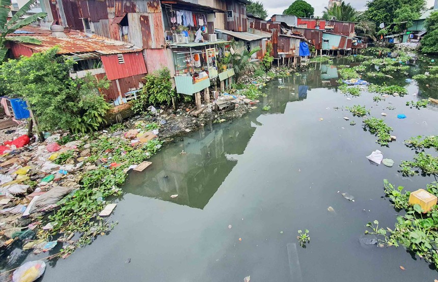 Một đoạn rạch Xuyên Tâm thuộc địa bàn quận Bình Thạnh bị ô nhiễm nặng - Ảnh: Lê Toàn 
