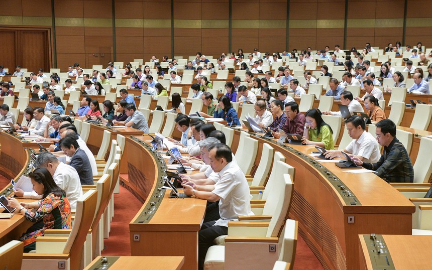 Đại biểu Quốc hội góp ý Luật Nhà ở chiều ngày 26/10. Ảnh: Cổng thông tin Điện tử Quốc hội
