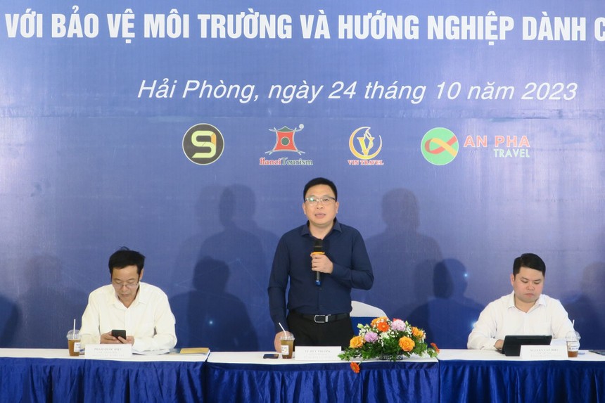 Ông Vũ Huy Thưởng, Phó giám đốc Sở Du lịch Hải Phòng thông tin về các điểm thăm quan du lịch văn hóa, lịch sử.