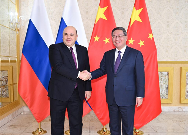 Thủ tướng Trung Quốc Lý Cường (phải) và Thủ tướng Nga Mikhail Mishustin bên lề Hội nghị SCO 22 tại Bishkek, Kyrgyzstan, ngày 25/10. (Nguồn: Xinhua)