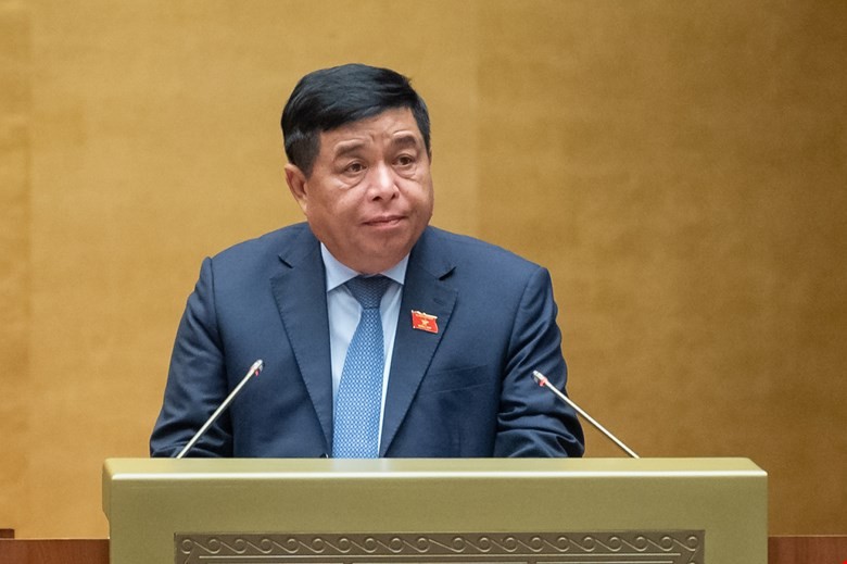  Bộ trưởng Bộ Kế hoạch và Đầu tư Nguyễn Chí Dũng trình bày tờ trình.