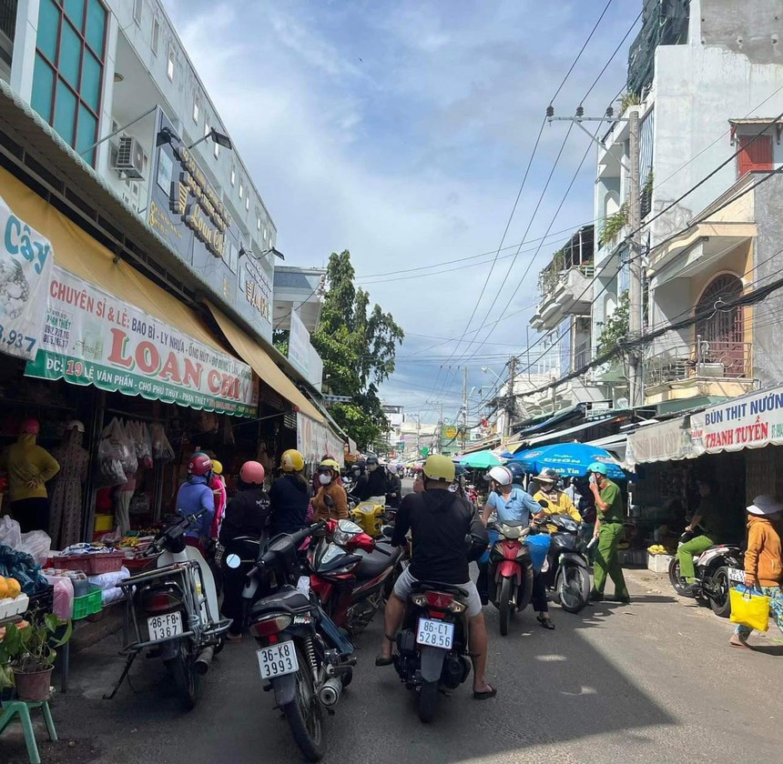 Người dân tập trung đến nhà chủ hụi ở phường Phú Thủy, TP.Phan Thiết, Bình Thuận.