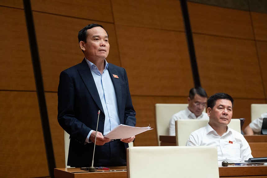 Phó thủ tướng Trần Lưu Quang phát biểu tiếp thu, giải trình tại hội trường Quốc hội chiều 30/10. (Ảnh: Quốc hội)