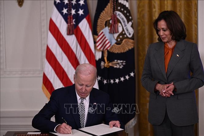 Tổng thống Joe Biden ký ban hành sắc lệnh về trí tuệ nhân tạo ở Washington, DC, Mỹ, ngày 30/10/2023. Ảnh: AFP/TTXVN