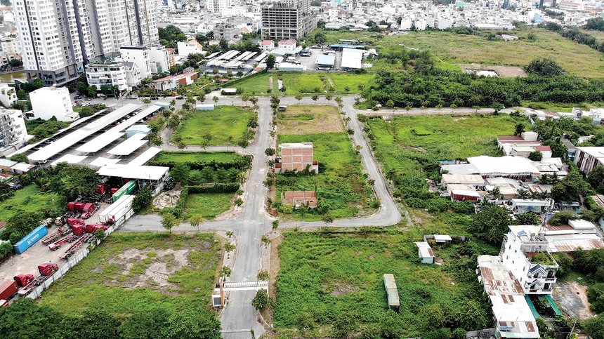 Do chưa xác định được giá đất, nên nhiều dự án bất động sản phải nằm “bất động”. Trong ảnh: Dự án Lotus Residence tại quận 7 (TP.HCM)