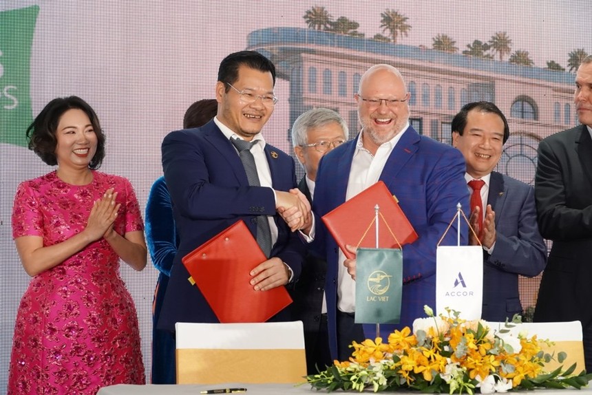 Ông Tống Đức Hiếu – Chủ tịch HĐQT Tập đoàn Lạc Việt (bên trái) và ông Andrew Langdon – Tổng giám đốc phát triển cấp cao Tập đoàn Accor khu vực Châu Á (bên phải) tại lễ ký kết hợp tác.