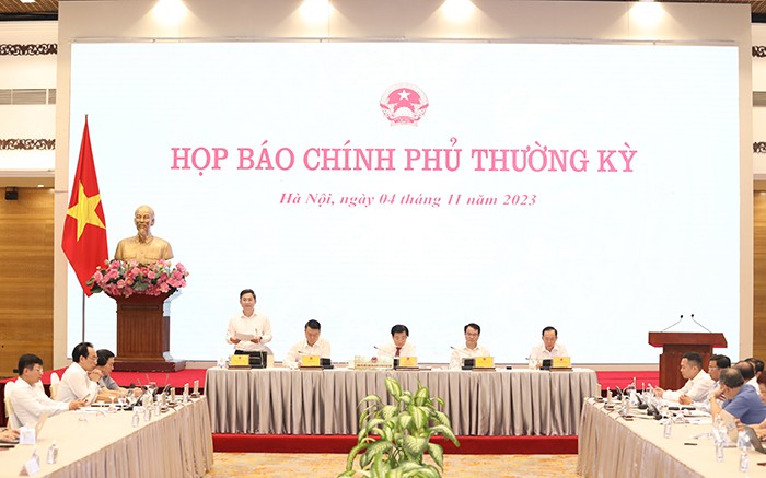 Phó Chủ tịch UBND TP. Hà Nội Hà Minh Hải trao đổi tại Họp báo Chính phủ thường kỳ, chiều 4/11.