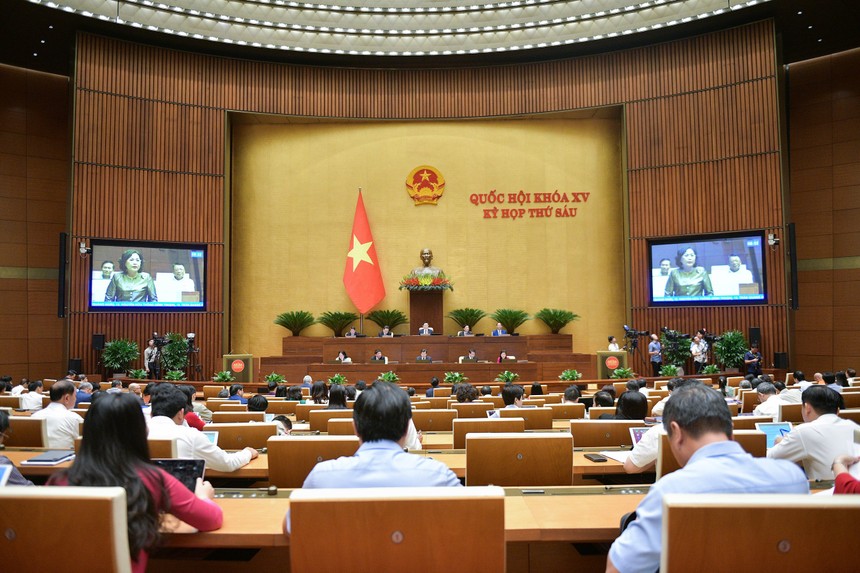 Các đại biểu Quốc hội chất vấn Thống đốc Ngân hàng Nhà nước Nguyễn Thị Hồng.
