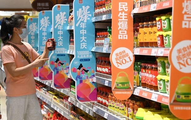 Người dân chọn mua hàng tại một siêu thị ở tỉnh Hà Bắc, Trung Quốc. (Ảnh: THX/TTXVN) 