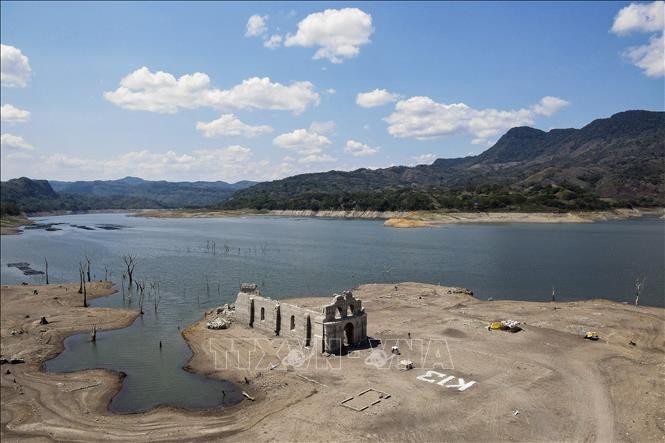 Mực nước tại đập Malpaso xuống mức thấp do hạn hán và nắng nóng ở Nuevo Quechula, Chiapas, Mexico, ngày 16/6/2023. Ảnh: AFP/TTXVN