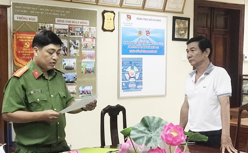 Cơ quan Cảnh sát điều tra - Công an TP. Cần Thơ tống đạt các quyết định tố tụng đối với bị can Nguyễn Minh Hoàng (Ảnh: Công an cung cấp)