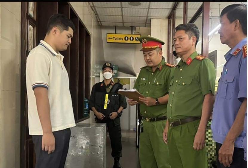 Cơ quan công an đọc lệnh bắt ông Lê Dương.