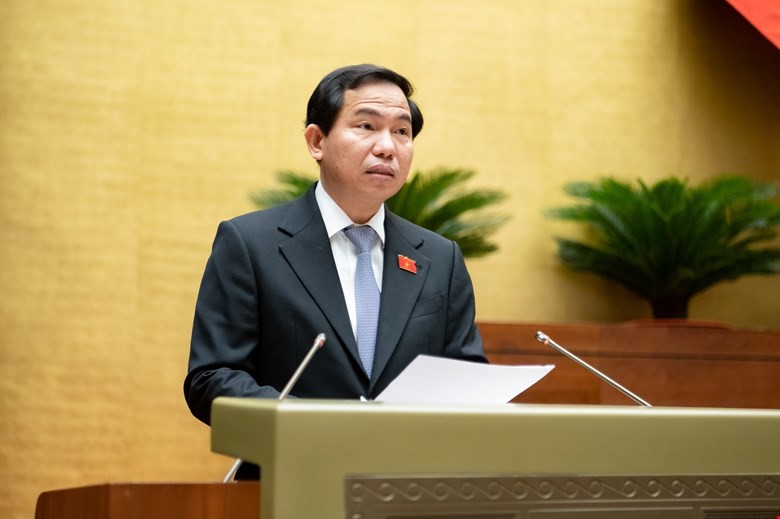 Chủ nhiệm Ủy ban Tài chính, ngân sách Lê Quang Mạnh trình bày báo cáo tiếp thu, giải trình. 