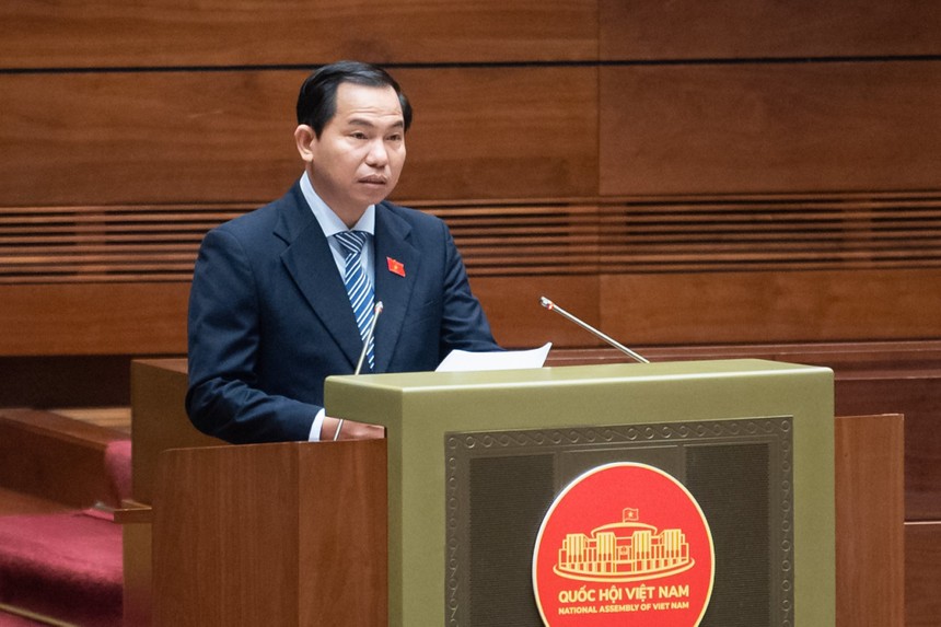 Chủ nhiệm Lê Quang Mạnh trình bày Báo cáo thẩm tra dự thảo Nghị quyết về việc áp dụng thuế thu nhập doanh nghiệp bổ sung theo quy định chống xói mòn cơ sở thuế toàn cầu tại phiên làm việc sáng 10/11